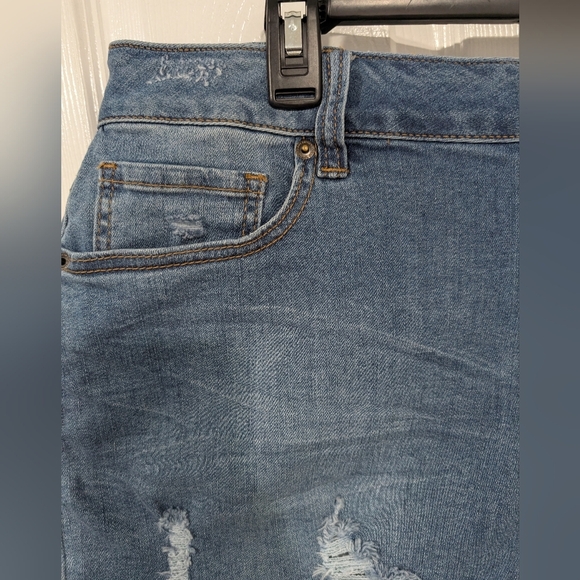 Lane Bryant Blue Medium Wash Denim Shorts with Lace Trim in Size 20 - Picture 2 of 11